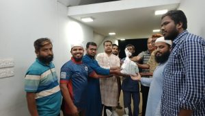 কুবিতে অবস্থানরত কর্মচারীদের মাঝে