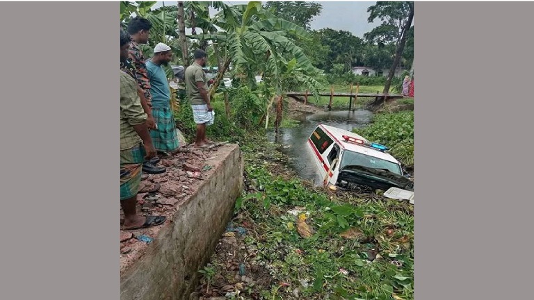 নোয়াখালীতে লাশবাহী অ্যাম্বুলেন্স পড়ে গেল খালে