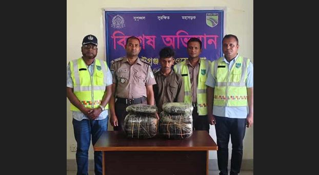 কুমিল্লায় ১০ কেজি গাঁজাসহ বাসযাত্রী আটক