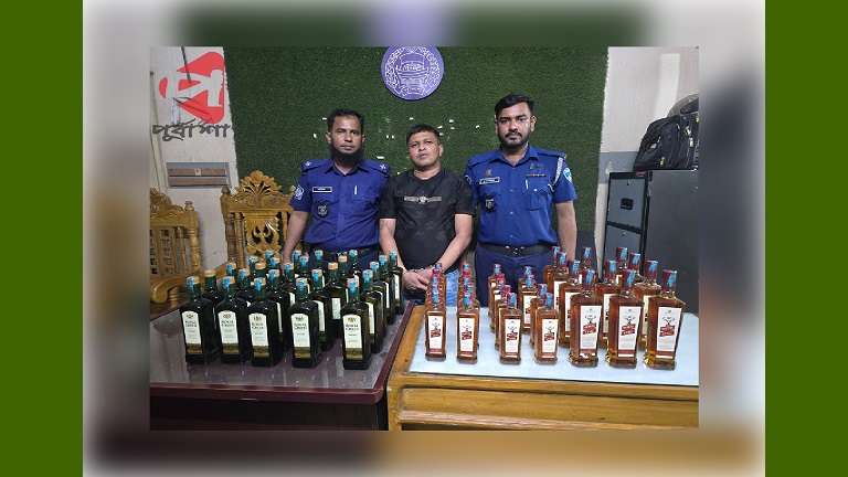 কুমিল্লা নগরীতে বিদেশি মদসহ মাদক কারবারি আটক